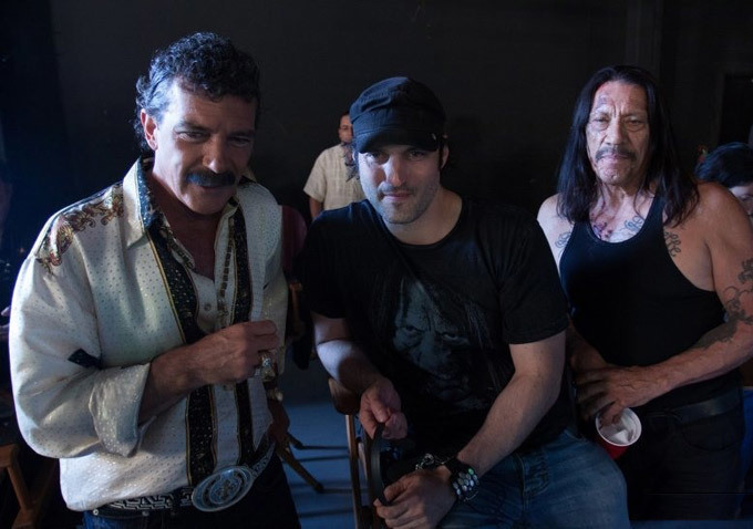 Robert Rodriguez در صحنه فیلم سینمایی ماچته می کشد به همراه آنتونیو باندراس و دنی ترجو