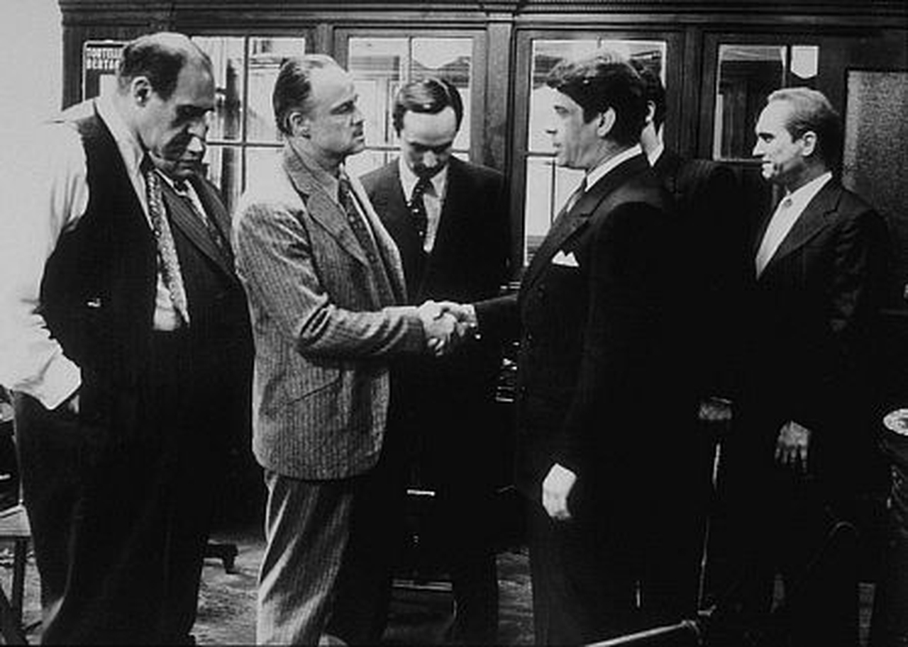 ایب ویگودا در صحنه فیلم سینمایی پدرخوانده به همراه آل لتیری، مارلون براندو، رابرت دووال و جان کازال