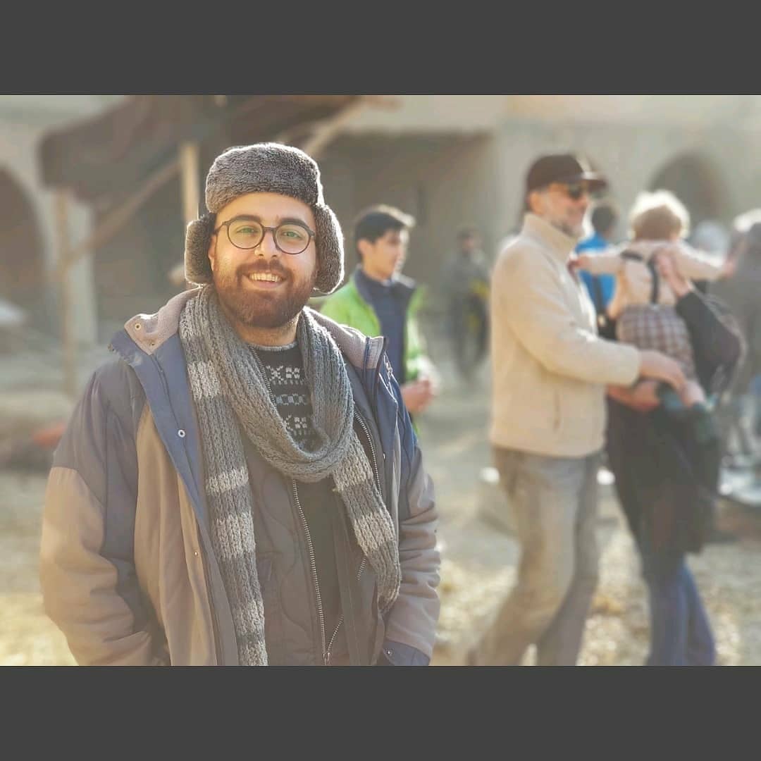 تصویری از علی شفیعی ثابت، چهره‌پرداز و بازیگر سینما و تلویزیون در پشت صحنه یکی از آثارش