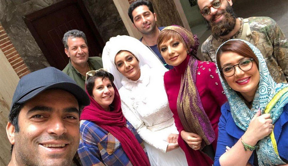 منوچهر هادی در پشت صحنه سریال شبکه نمایش خانگی دل به همراه ساره بیات و یکتا ناصر