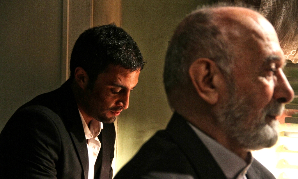 پرویز پورحسینی در صحنه فیلم سینمایی قاتل اهلی به همراه امیر جدیدی