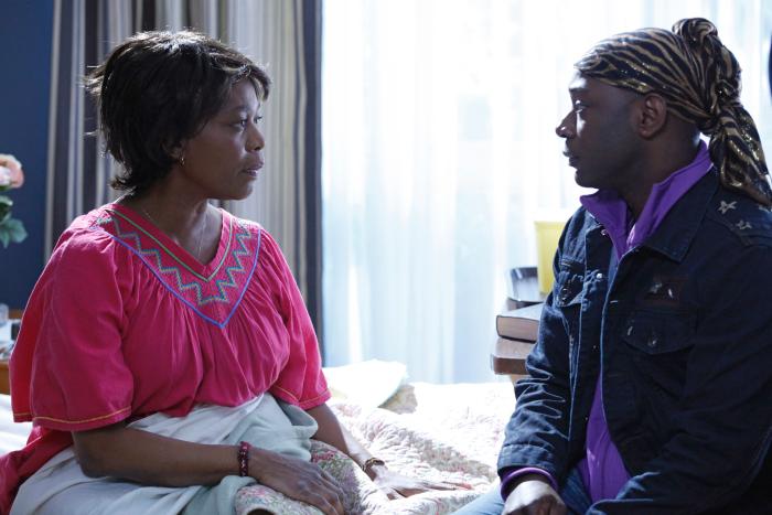 Nelsan Ellis در صحنه سریال تلویزیونی خون حقیقی به همراه Alfre Woodard