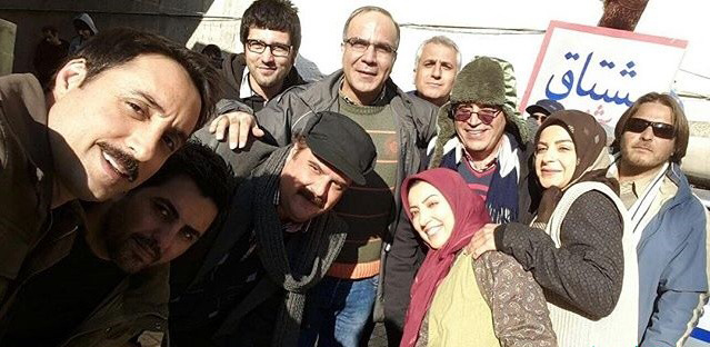 سیما تیرانداز در پشت صحنه سریال تلویزیونی دودکش به همراه محمدحسین لطیفی، هومن برق‌نورد، امیرحسین رستمی و نگار عابدی