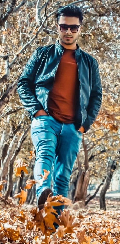 تصویری از نوید مزارعی، بازیگر سینما و تلویزیون در حال بازیگری سر صحنه یکی از آثارش