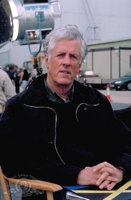 مایکل اپتد در صحنه فیلم سینمایی دنیا کافی نیست