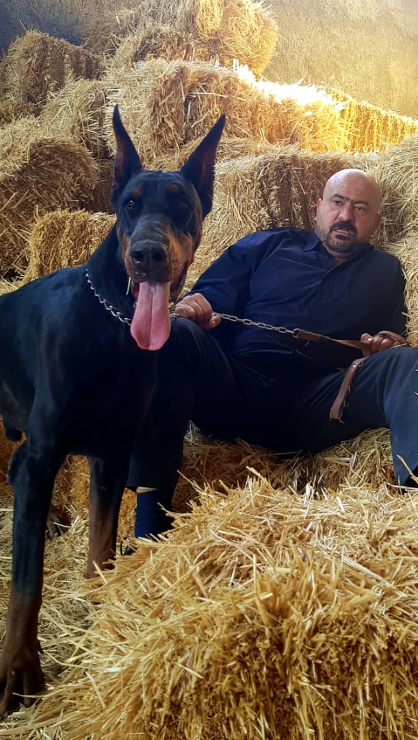 تصویری از محمد حاج بابا، بازیگر سینما و تلویزیون در پشت صحنه یکی از آثارش