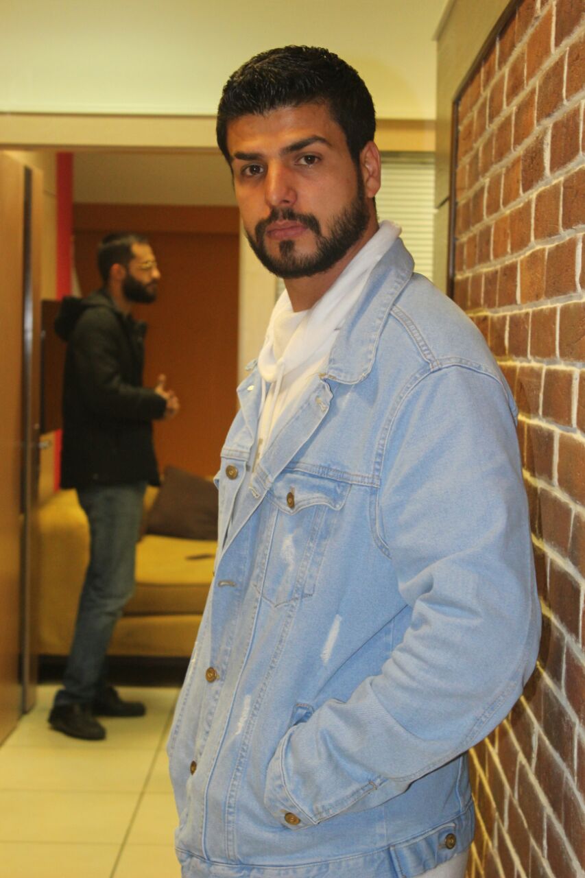 تصویری از وحید کرمانی، بازیگر و دستیار کارگردان سینما و تلویزیون در حال بازیگری سر صحنه یکی از آثارش