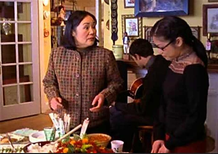 Emily Kuroda در صحنه سریال تلویزیونی Gilmore Girls به همراه Keiko Agena