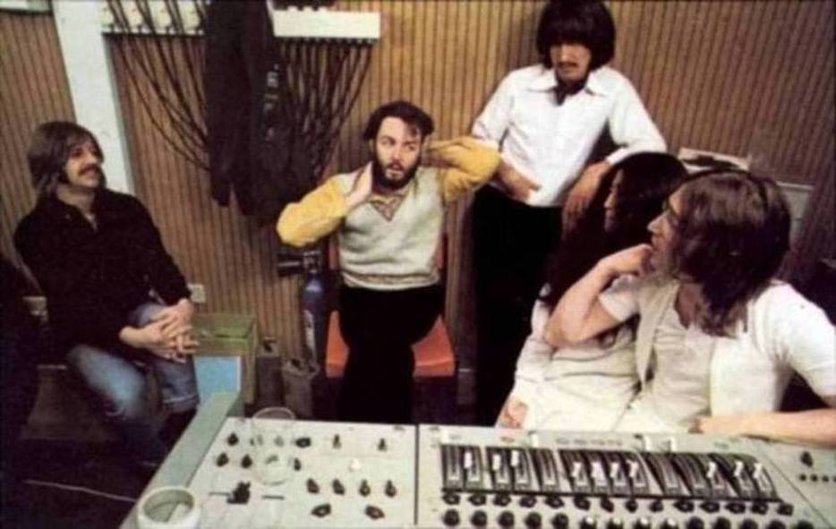 George Harrison در صحنه فیلم سینمایی The Beatles: Get Back به همراه John Lennon، Yoko Ono، The Beatles، Paul McCartney و Ringo Starr