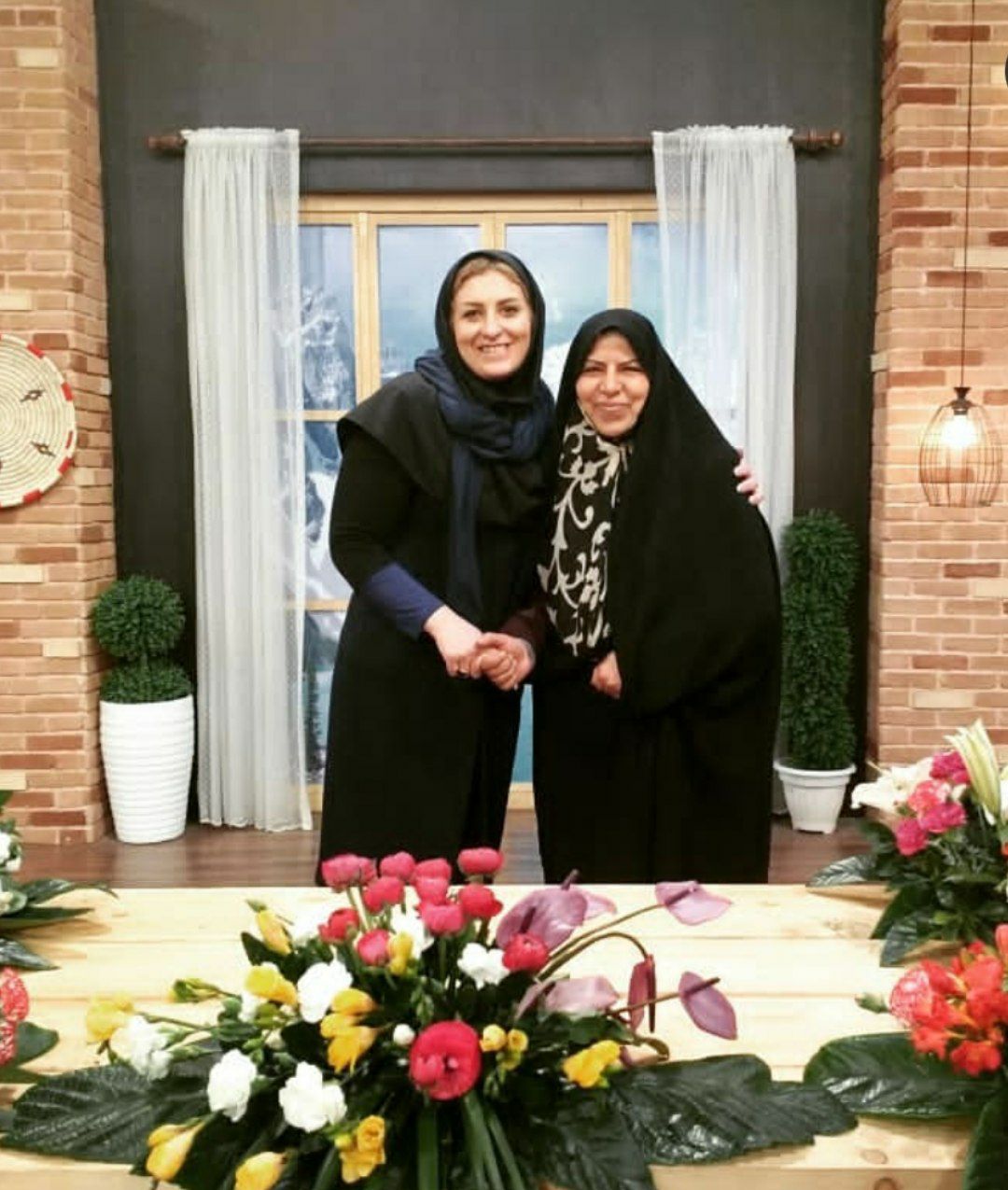 تصویری از مرجان بیات، تهیه کننده سینما و تلویزیون در پشت صحنه یکی از آثارش