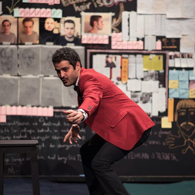 تصویری از مجتبی پیرزاده، بازیگر سینما و تلویزیون در حال بازیگری سر صحنه یکی از آثارش