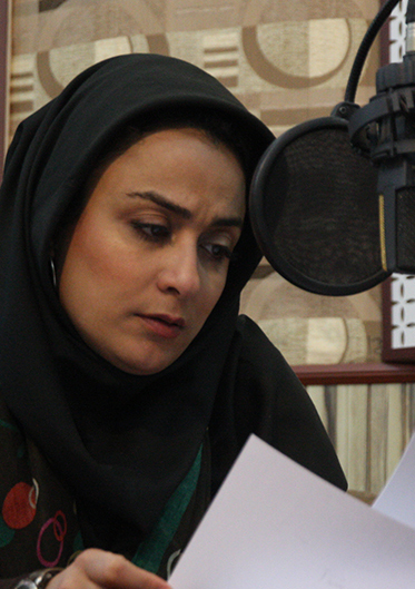 تصویری از نازنین مهیمنی، مجری سینما و تلویزیون در حال بازیگری سر صحنه یکی از آثارش