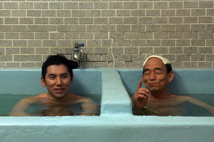 Takashi Sasano در صحنه فیلم سینمایی عزیمت ها به همراه Masahiro Motoki