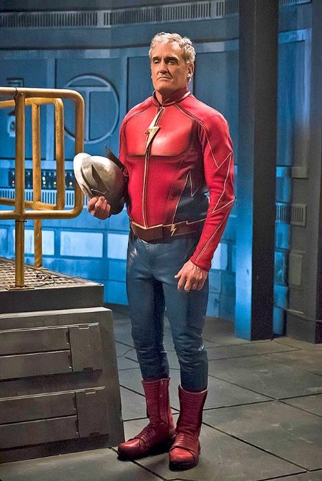 John Wesley Shipp در صحنه سریال تلویزیونی فلش