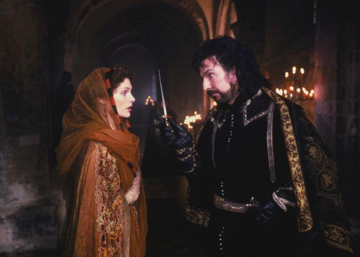 آلن ریکمن در صحنه فیلم سینمایی رابین هود: شاهزاده دزدان به همراه مری الیزابت ماسترانتونیو