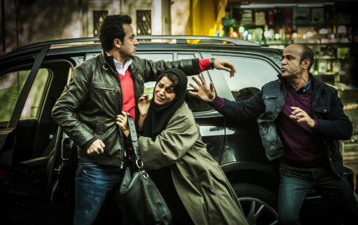 غزل شاکری در صحنه فیلم سینمایی سارا و آیدا به همراه سعید چنگیزیان و مصطفی زمانی