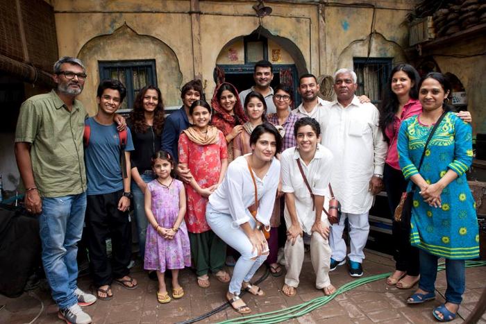 Nitesh Tiwari در صحنه فیلم سینمایی دانگل به همراه Fatima Sana Shaikh، Sakshi Tanwar، Ritwik Sahore، Suhani Bhatnagar، Sanya Malhotra، عامر خان و Zaira Wasim