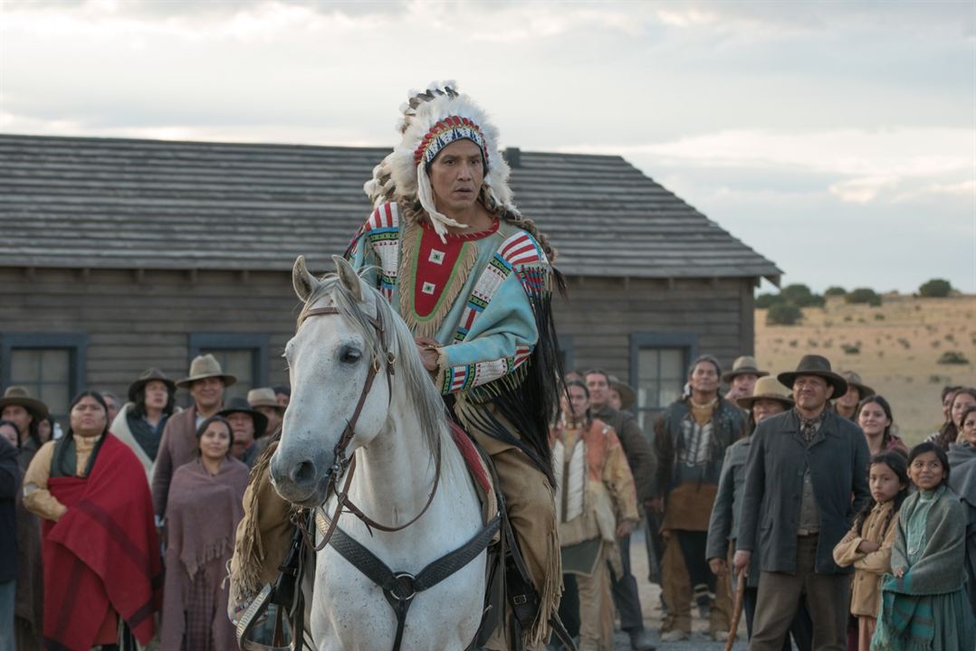 Michael Greyeyes در صحنه فیلم سینمایی Woman Walks Ahead