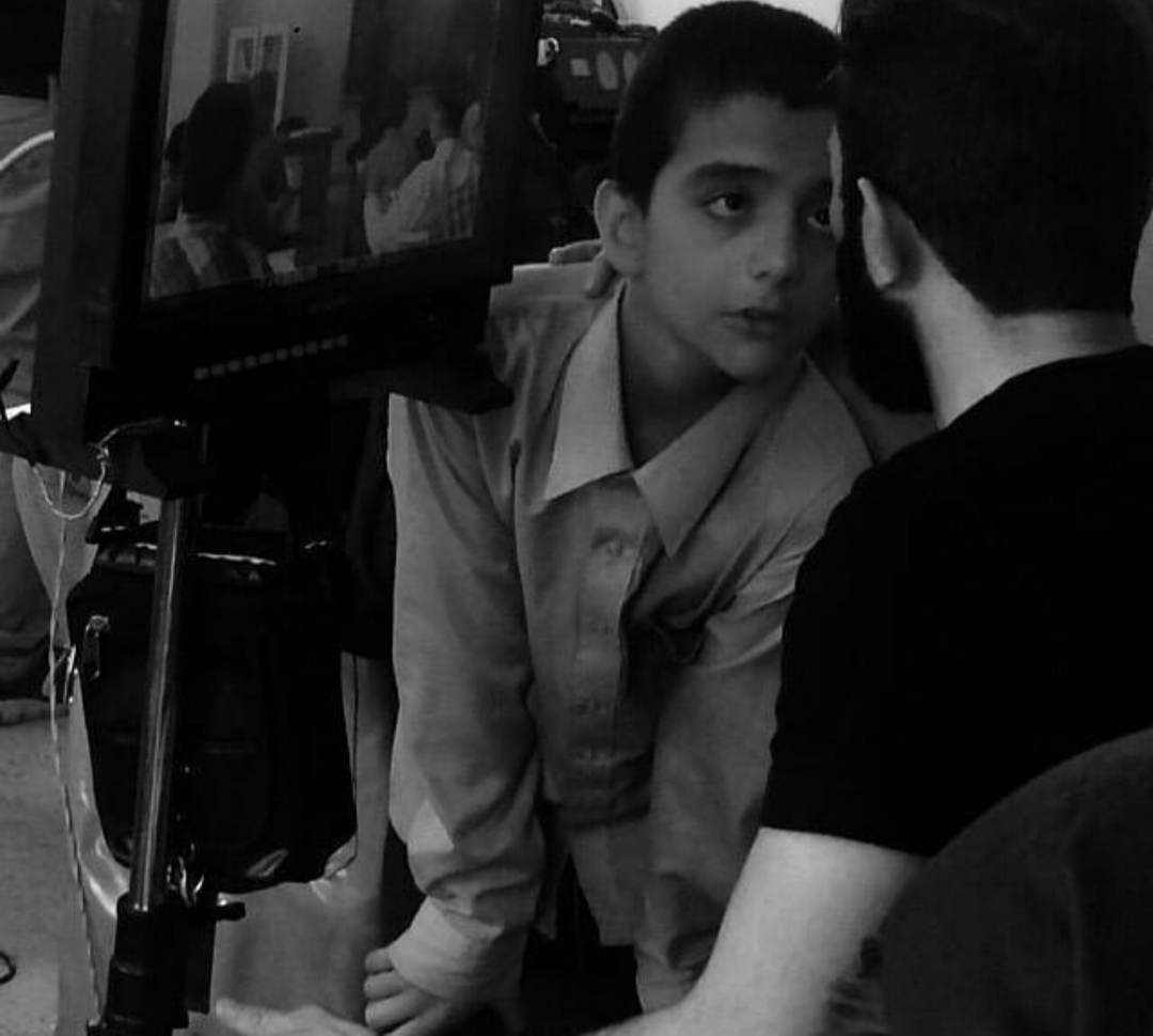 تصویری از آرمان میرزایی، بازیگر سینما و تلویزیون در حال بازیگری سر صحنه یکی از آثارش