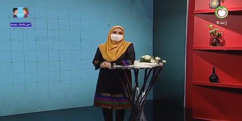 تصویری از فرنوش پیغامی، مجری سینما و تلویزیون در حال بازیگری سر صحنه یکی از آثارش