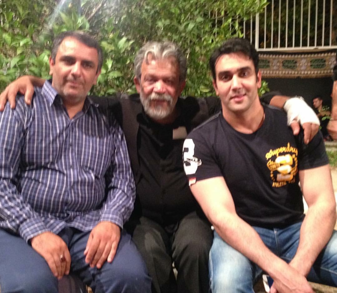 تصویری از حسن پورشیرازی، بازیگر و گوینده سینما و تلویزیون در حال بازیگری سر صحنه یکی از آثارش به همراه پوریا پورسرخ