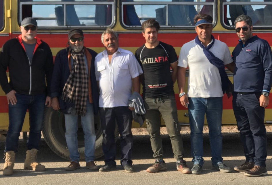 تصویری از جواد فاضلی، دستیار صحنه و طراح صحنه سینما و تلویزیون در حال بازیگری سر صحنه یکی از آثارش