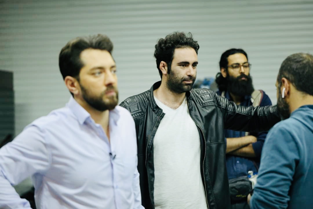 تصویری از محمد حیدر‌قلی‌فرد، مدیر تولید و بازیگر سینما و تلویزیون در حال بازیگری سر صحنه یکی از آثارش