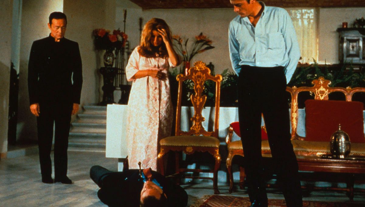 Alain Delon در صحنه فیلم سینمایی Diaboliquement vôtre به همراه Senta Berger، Peter Mosbacher و Sergio Fantoni