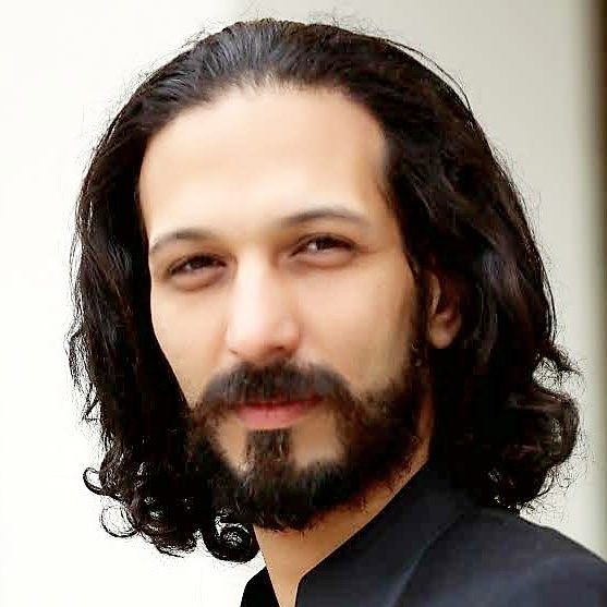 تصویری از شهاب کاظمی، مجری طرح و مدیر تحقیق و توسعه (R&D) سینما و تلویزیون در حال بازیگری سر صحنه یکی از آثارش