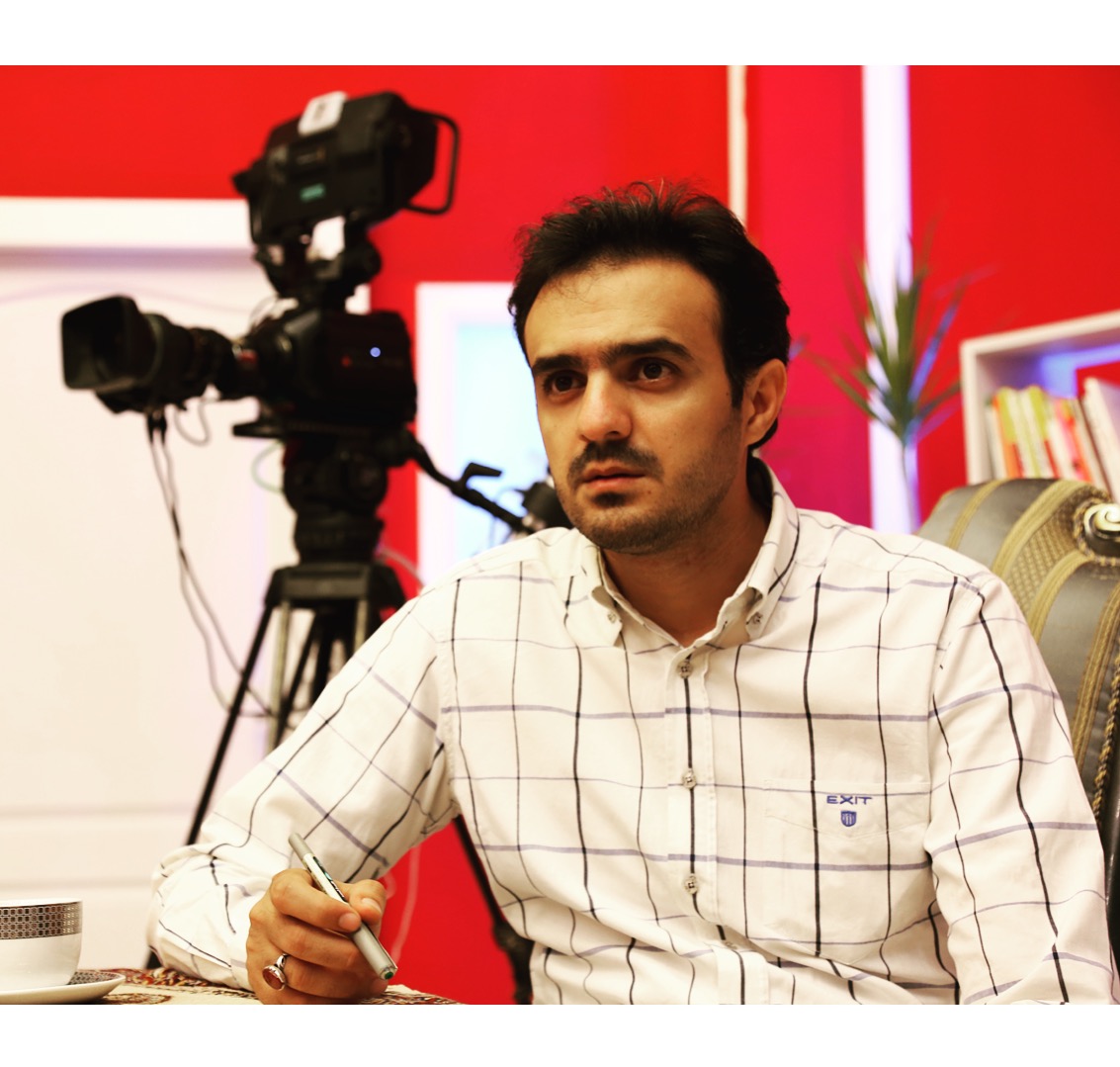 تصویری از مرتضی یعقوبی، تهیه کننده سینما و تلویزیون در حال بازیگری سر صحنه یکی از آثارش