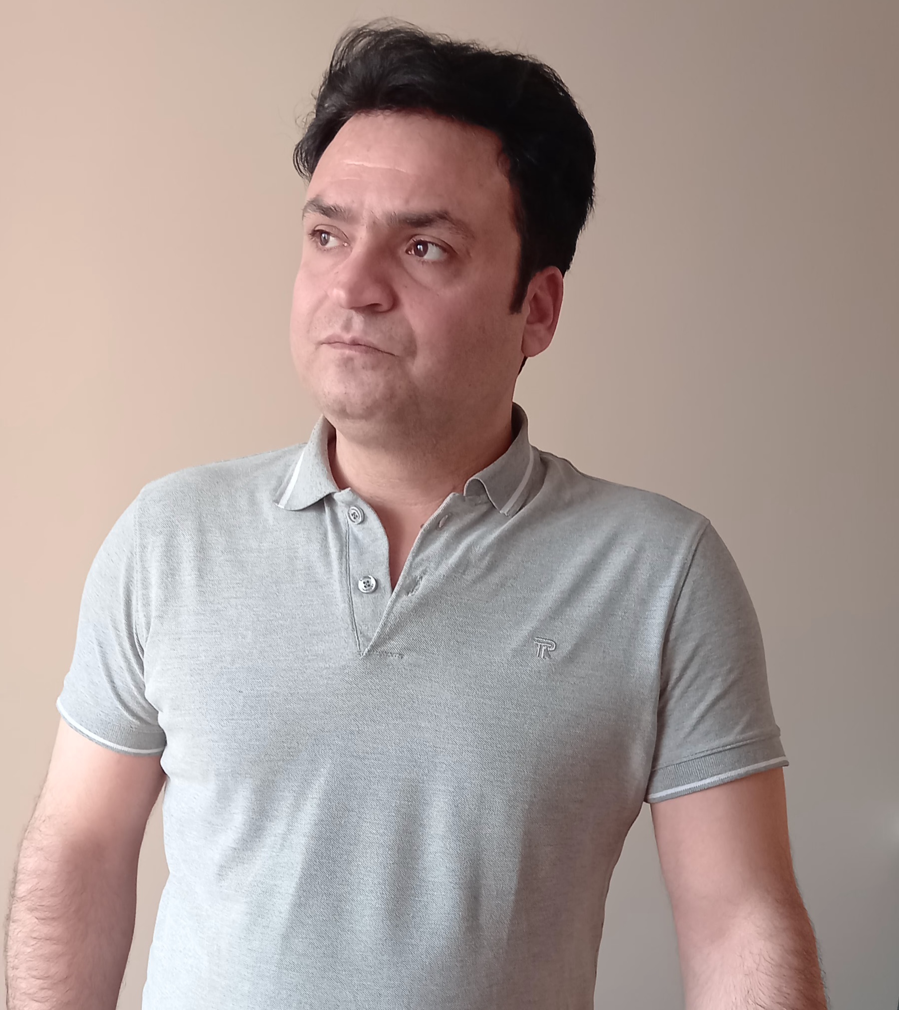 تصویری شخصی از علی میرزایی، بازیگر و نوازنده سینما و تلویزیون