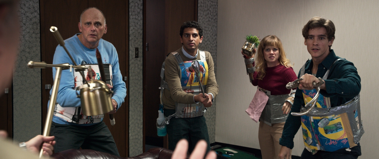 Kurt Fuller در صحنه فیلم سینمایی Office Uprising به همراه Karan Soni، جین لوی و برنتون توایتز