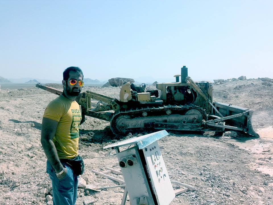 تصویری از سید حمید اسماعیلی سینما و تلویزیون در حال بازیگری سر صحنه یکی از آثارش