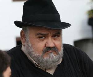 اکبر عبدی در صحنه سریال تلویزیونی شش قهرمان و نصفی