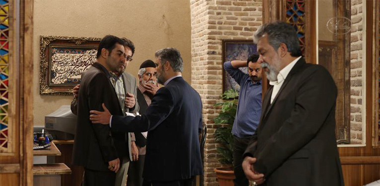 کاوه خداشناس در صحنه سریال تلویزیونی برادر به همراه حسن پورشیرازی و قدرت‌الله صالحی