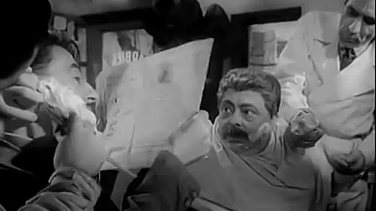 Aldo Fabrizi در صحنه فیلم سینمایی Cops and Robbers به همراه Totò