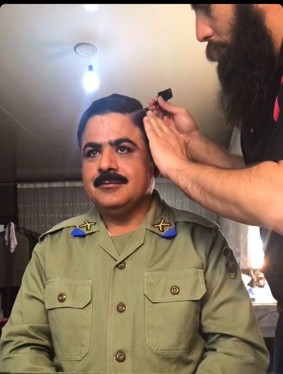 تصویری از رامین الماسی، بازیگر و مدیر تولید سینما و تلویزیون در پشت صحنه یکی از آثارش