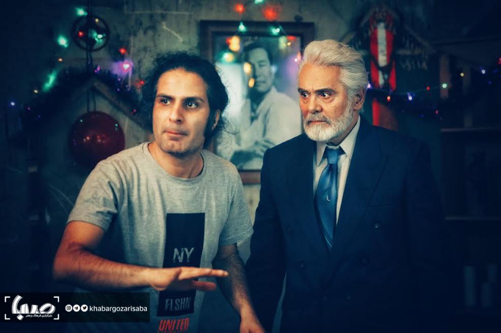 جمشید هاشم‌پور در صحنه فیلم سینمایی گیج گاه