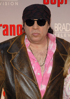 Steven Van Zandt در صحنه سریال تلویزیونی سوپرانوز