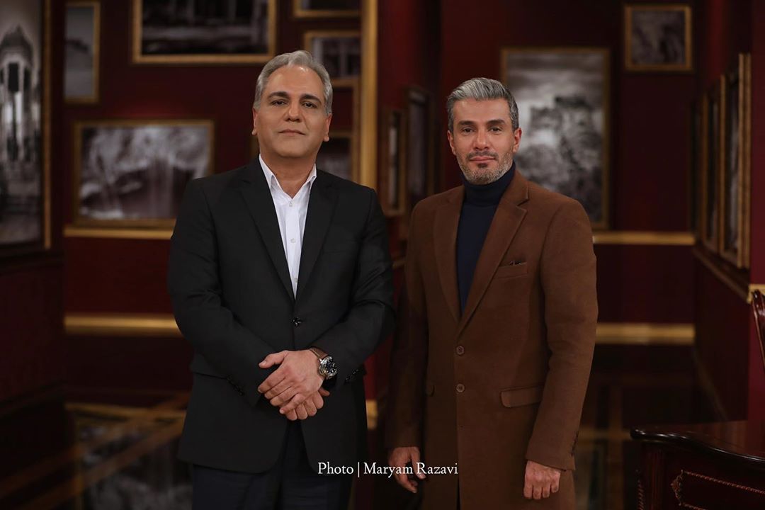 آریا عظیمی‌نژاد در صحنه برنامه تلویزیونی دورهمی فصل چهارم به همراه مهران مدیری
