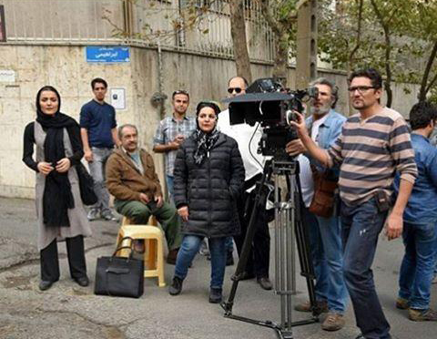 تهمینه میلانی در پشت صحنه فیلم سینمایی ملی و راه‌های نرفته‌اش به همراه السا فیروزآذر و تورج منصوری