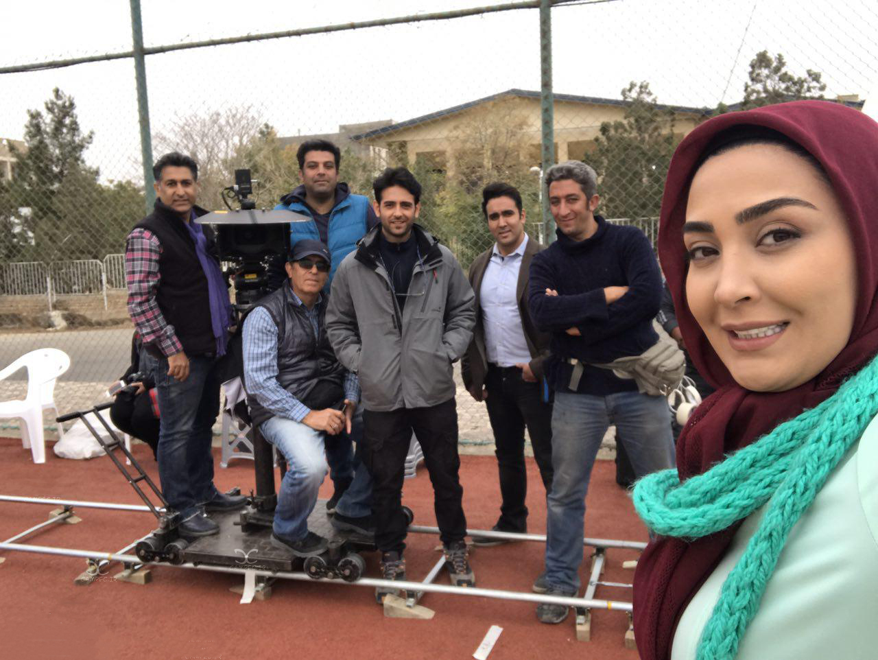 امیرحسین آرمان در پشت صحنه سریال تلویزیونی مرز خوشبختی به همراه پوریا پورسرخ و مریم معصومی