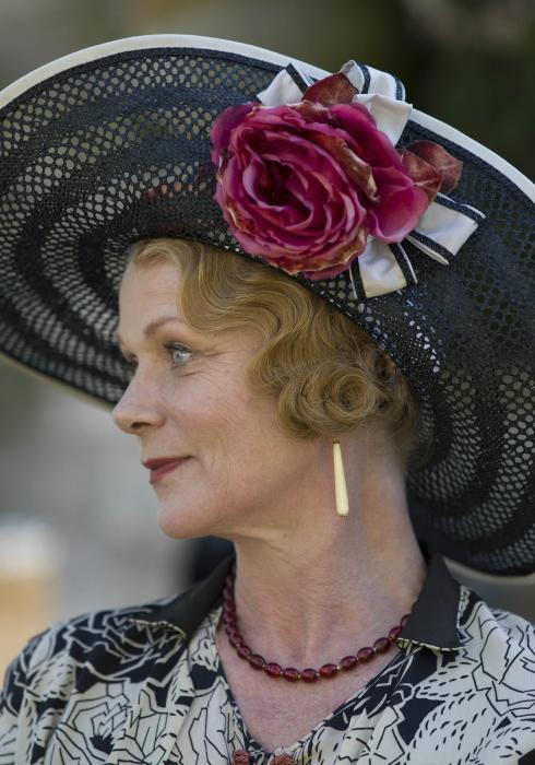 Samantha Bond در صحنه سریال تلویزیونی دانتون ابی