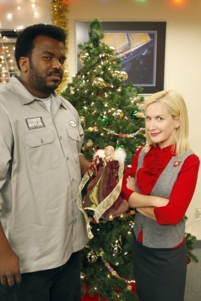 Craig Robinson در صحنه سریال تلویزیونی اداره به همراه Angela Kinsey