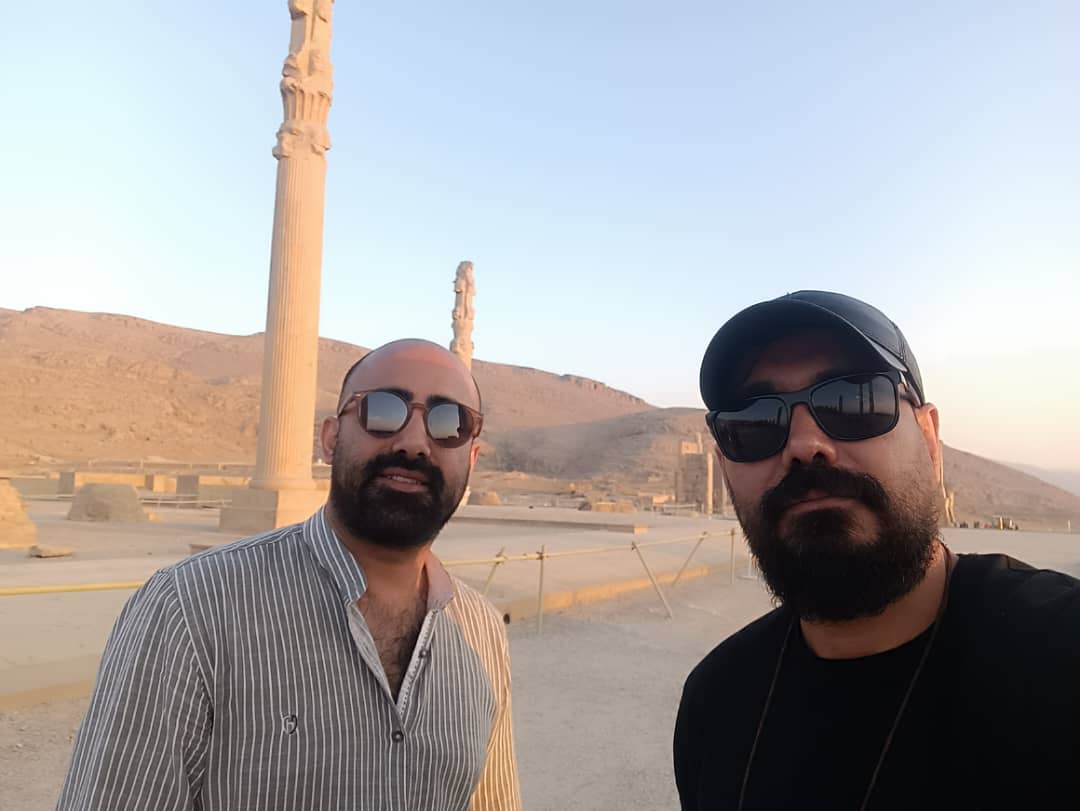 تصویری از امیر صیدآبادی، مجری طرح و مدیر صحنه سینما و تلویزیون در پشت صحنه یکی از آثارش