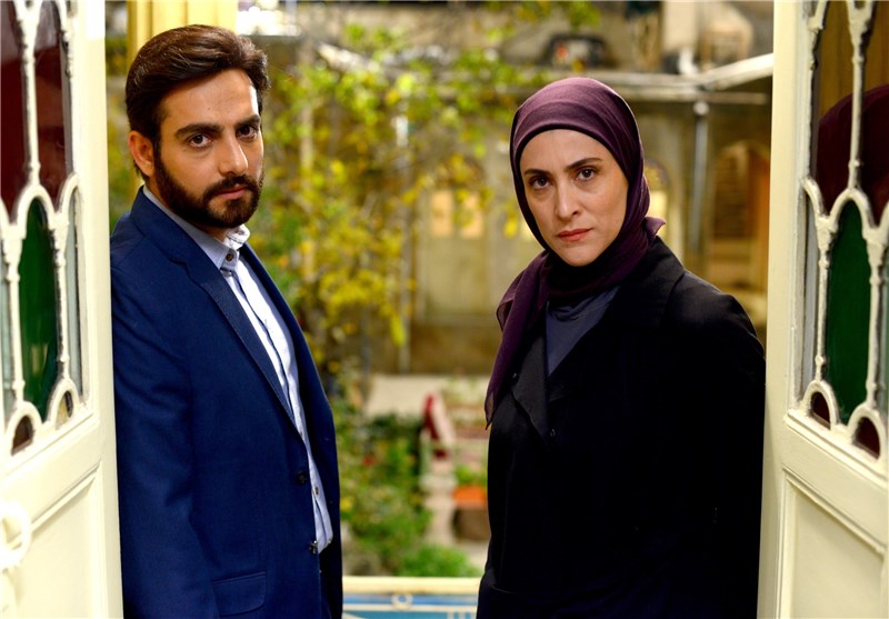 حامد کمیلی در صحنه سریال تلویزیونی پرده‌نشین به همراه ویشکا آسایش