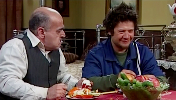 علی صادقی در صحنه سریال تلویزیونی زندگی به شرط خنده به همراه حمید لولایی