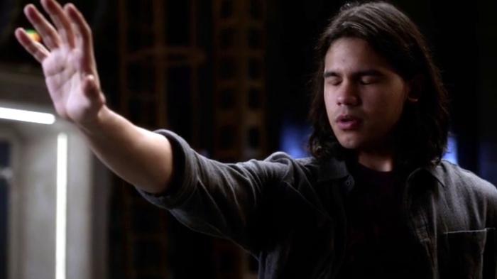 کارلوس والدس در صحنه سریال تلویزیونی فلش