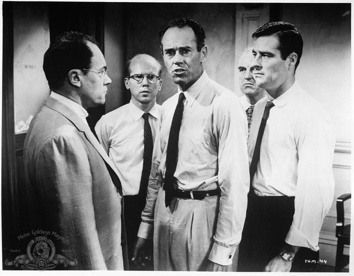 اد بگلی در صحنه فیلم سینمایی 12 مرد خشمگین به همراه ای. جی. مارشال، هنری فوندا، رابرت وبر و جان فیدلر