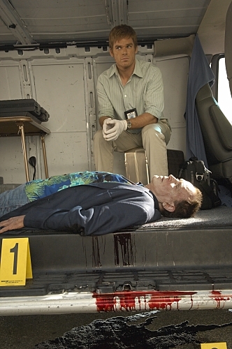 پیتر ولر در صحنه سریال تلویزیونی دکستر به همراه Michael C. Hall